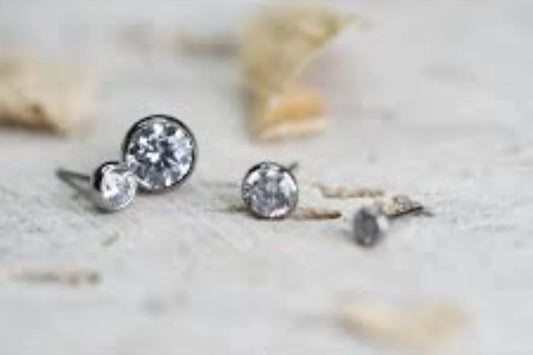 In this guide, we’ll show you how to choose the right piercing jewelry for every occasion, so you can shine with confidence anywhere you go.